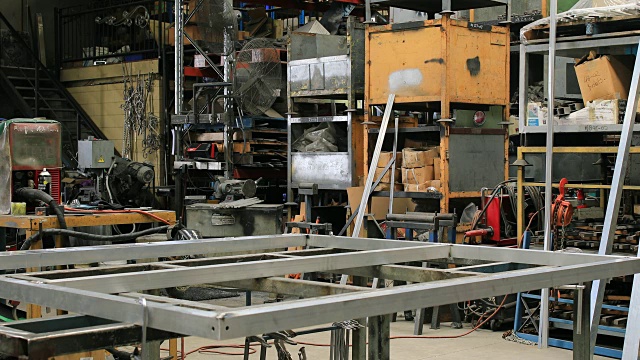 澳大利亚金属工人在工厂焊接视频素材
