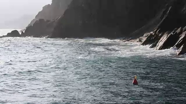 意大利五区Vernazza石质海岸的巨浪视频下载