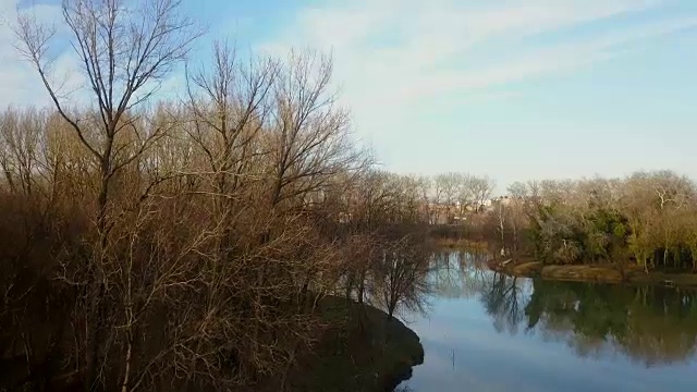 从空中俯瞰池塘和城市视频下载