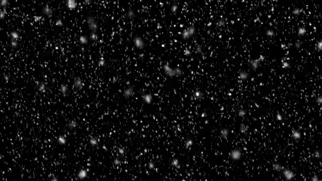 雪花孤立在黑色背景中。视频下载