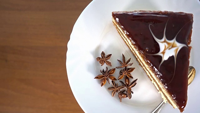 一块巧克力蛋糕放在一个旋转的白色盘子上，留出文字空间，上视图，4K视频素材