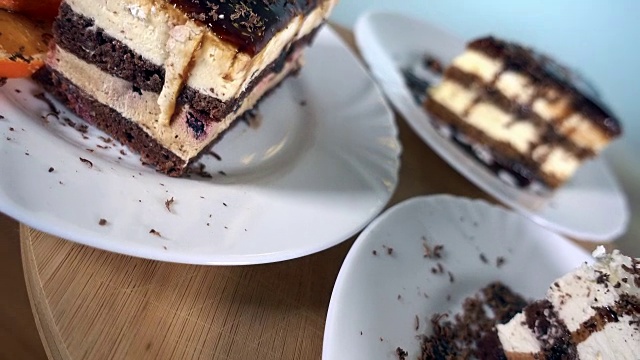 各种蛋糕片在白色盘子上旋转，近看，4K视频下载