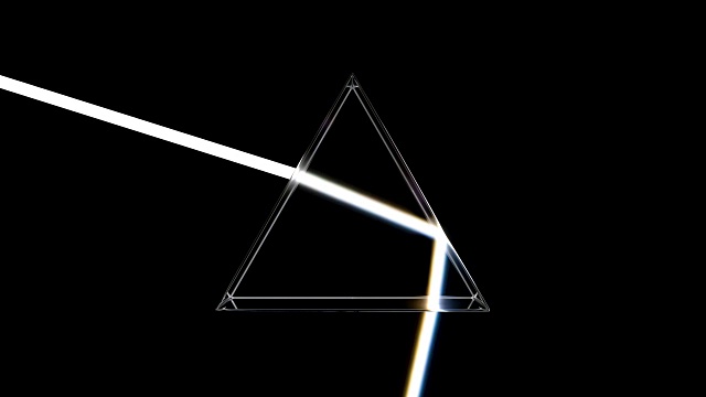 光学玻璃金字塔与可见光谱波射线，动画。三维渲染视频素材