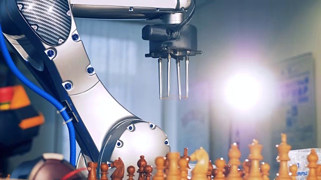 创新的机器人chessplayer。人工智能、机器智能概念。视频素材