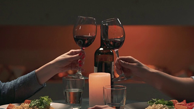 男人和女人碰杯喝红酒视频下载