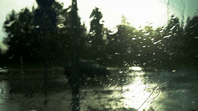 透过汽车挡风玻璃的道路视图与雨滴视频下载