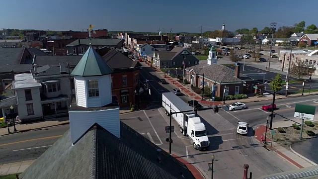 横向移动多莉空中建立拍摄小镇塞勒姆美国俄亥俄州视频下载