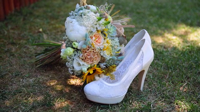 婚礼花束和漂亮的婚礼鞋视频下载