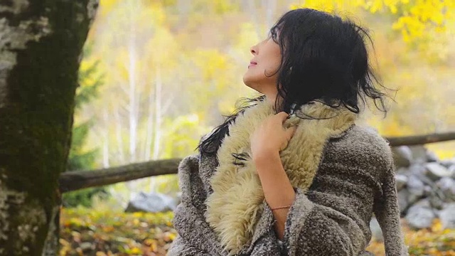 漂亮的黑发姑娘，在秋天的气氛中显得忧郁视频下载