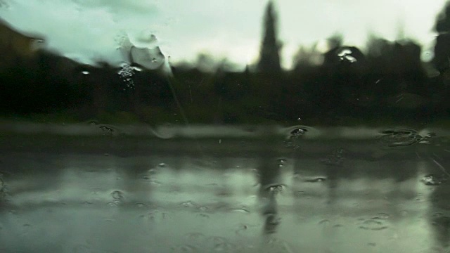 透过汽车挡风玻璃的道路视图与雨滴视频下载