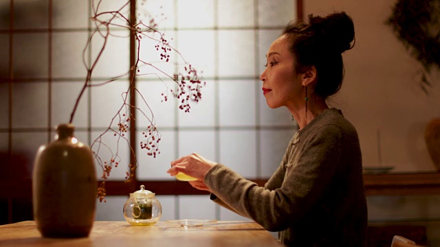日本京都，日本女性在传统的房子里喝绿茶视频素材