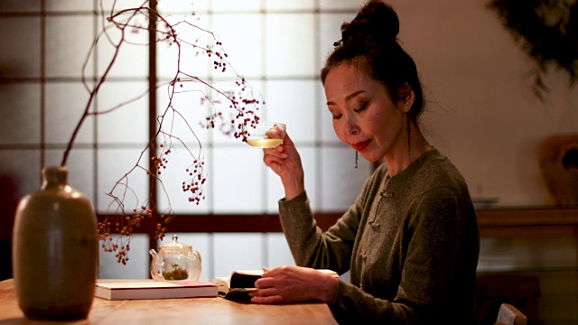 日本京都，日本女性在家看书喝茶视频素材
