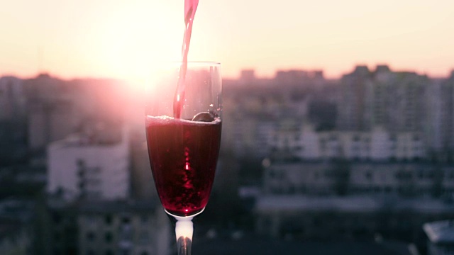 夕阳西下，红酒缓缓倒入杯中视频下载