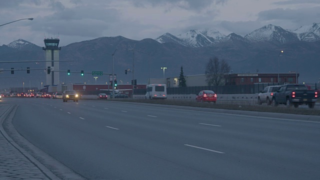 日落时分安克雷奇街道交通的静态镜头视频素材