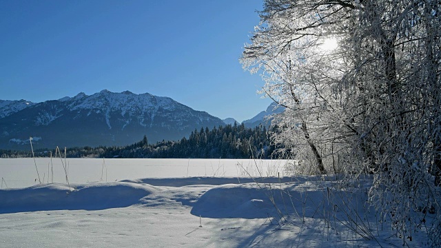 冰冻的湖Barmsee与karwendell山脉在早晨与冬天的太阳，Krün, garmissch - partenkirchen上巴伐利亚，德国巴伐利亚，欧洲阿尔卑斯山视频下载