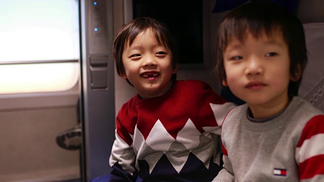 孩子们在火车上视频素材