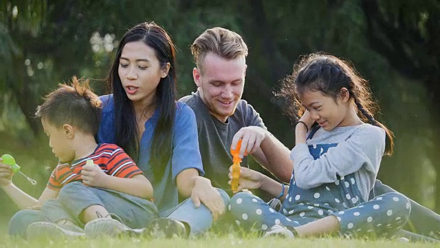 快乐的家庭在秋天的公园玩肥皂泡视频下载
