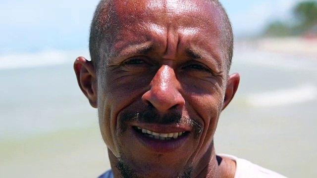 一个拉丁成年男子在海滩上的肖像视频下载