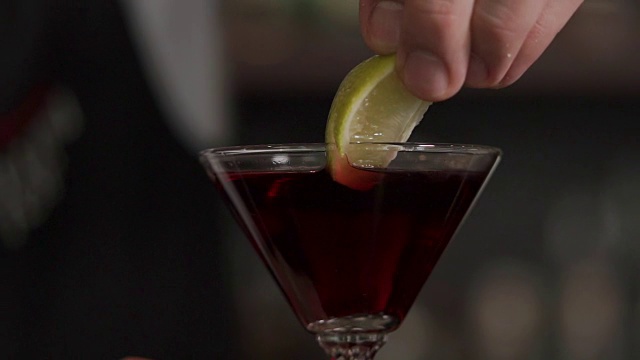 近距离拍摄的一个杯子与酒精鸡尾酒在哪里lay lime视频下载