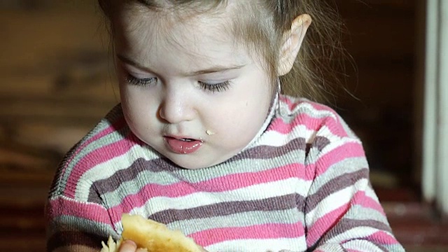 小女孩吃自制派的慢镜头视频素材