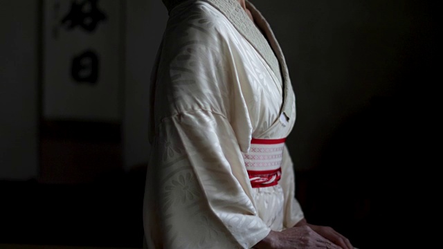 日本妇女穿着和服的传统窗口，日本京都视频素材