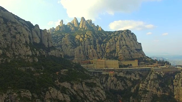 无人机拍摄的蒙特塞拉特修道院位于加泰罗尼亚令人惊叹的岩层之间。视频素材