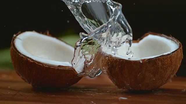 椰子汁以超慢的动作溅起视频下载