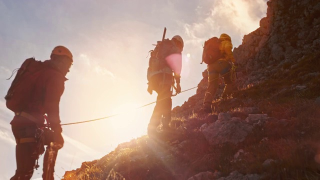 日落时分，登山队员们慢慢地走向山顶视频素材
