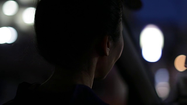 在日本京都，一名穿着和服的日本妇女在出租车里看着窗外视频素材
