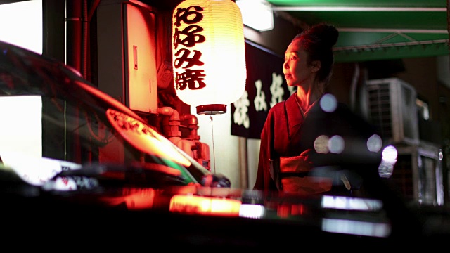 一名穿着和服的日本妇女在日本京都等出租车视频素材