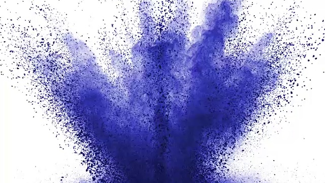 蓝色粉末在白色背景上以超慢镜头爆炸视频素材