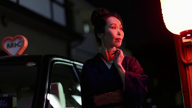 穿着和服和出租车的日本妇女。日本,京都视频素材