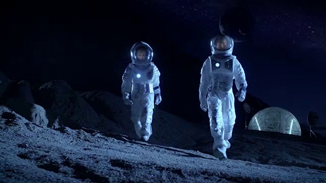 两名宇航员穿着宇航服探索新发现的行星。在具有可居住圆顶的背景空间基地中，可以看到天空中的外行星。太空殖民的未来概念。视频素材