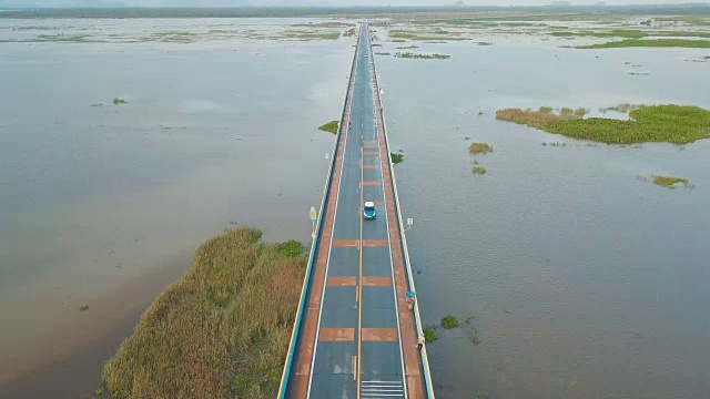 鸟瞰泰国当地公路旅行，Phatthalung |公路3073 -泰国最长的跨海大桥视频素材