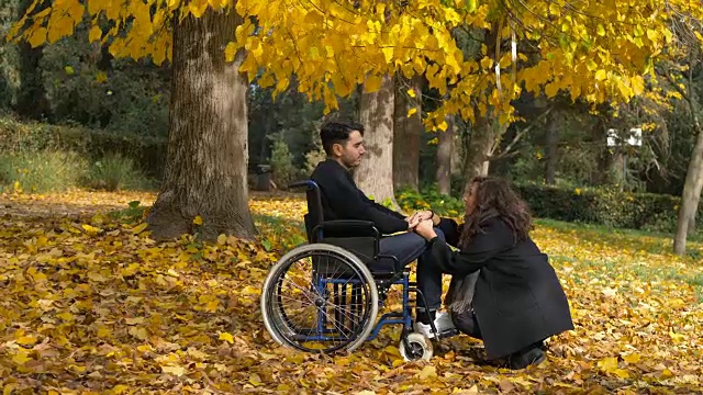轮椅上的男人和女朋友在秋天公园视频下载