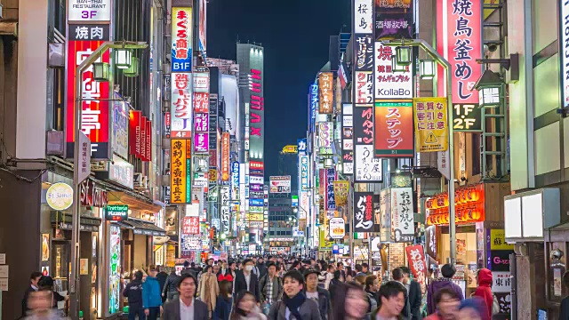 日本东京新宿歌舞伎町(Kabukicho)的游客夜间行走时间为4K时间视频下载