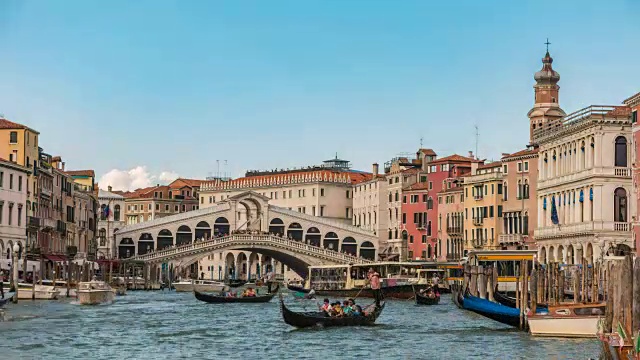 里亚托桥和威尼斯大运河的威尼斯城市天际线，意大利威尼斯视频素材