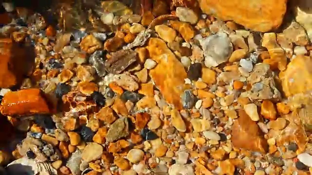 以水下的彩色鹅卵石为背景视频素材