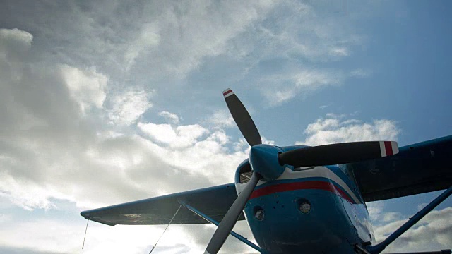 低角度拍摄的小飞机与移动的云视频下载