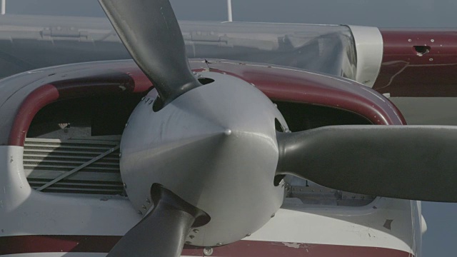 一个小飞机螺旋桨旋转和停止的特写镜头视频素材