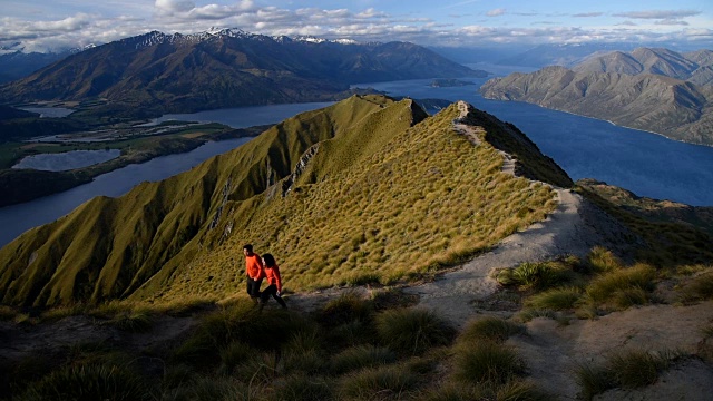 一对徒步旅行者在新西兰瓦纳卡的罗伊峰山顶登顶视频素材