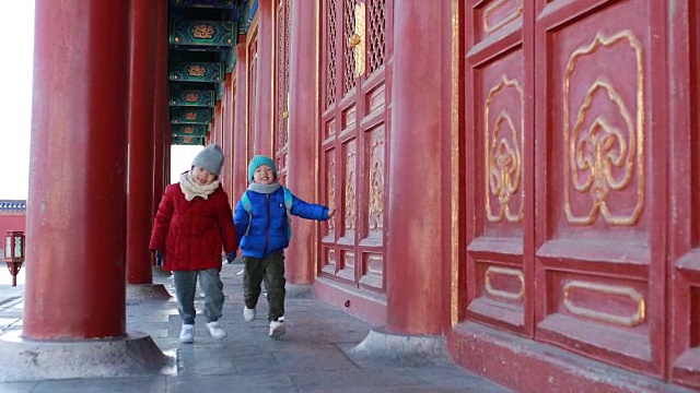 儿童游客参观故宫视频素材