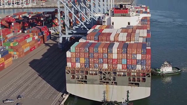 拖船操纵大型货船对码头-航拍视频素材