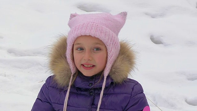 肖像说话的女孩在雪林在冬天的近距离行走视频下载