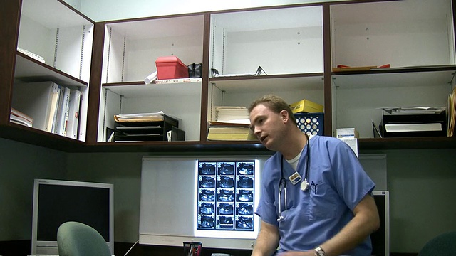 医生解释程序视频素材