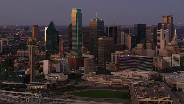 鸟瞰图达拉斯，德克萨斯州在黄昏视频素材