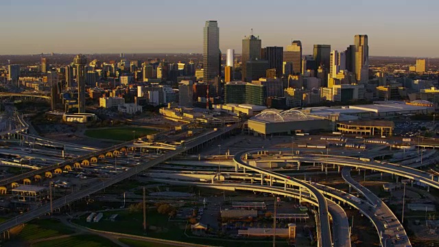 高速公路的鸟瞰图，通往达拉斯，德克萨斯州视频素材