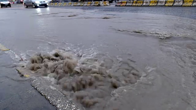 雨后的洪水顺着道路的排水沟流下去视频素材