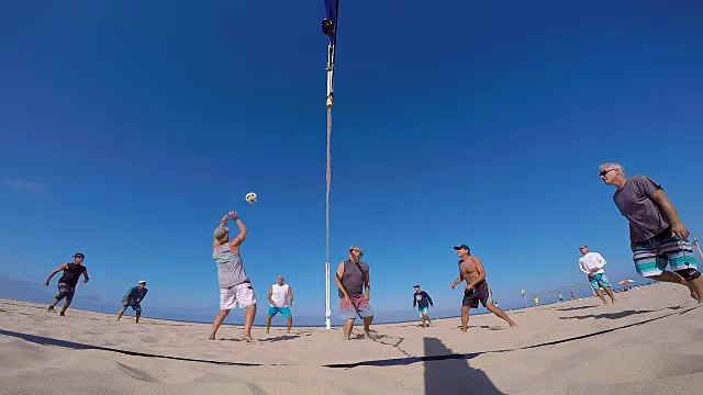 老年男子沙滩排球的视频。——延时视频下载