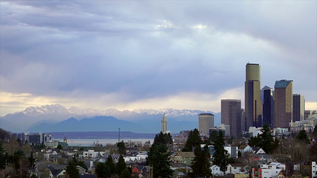 暴风雨的天空西雅图华盛顿普吉特海湾市区城市天际线视频素材